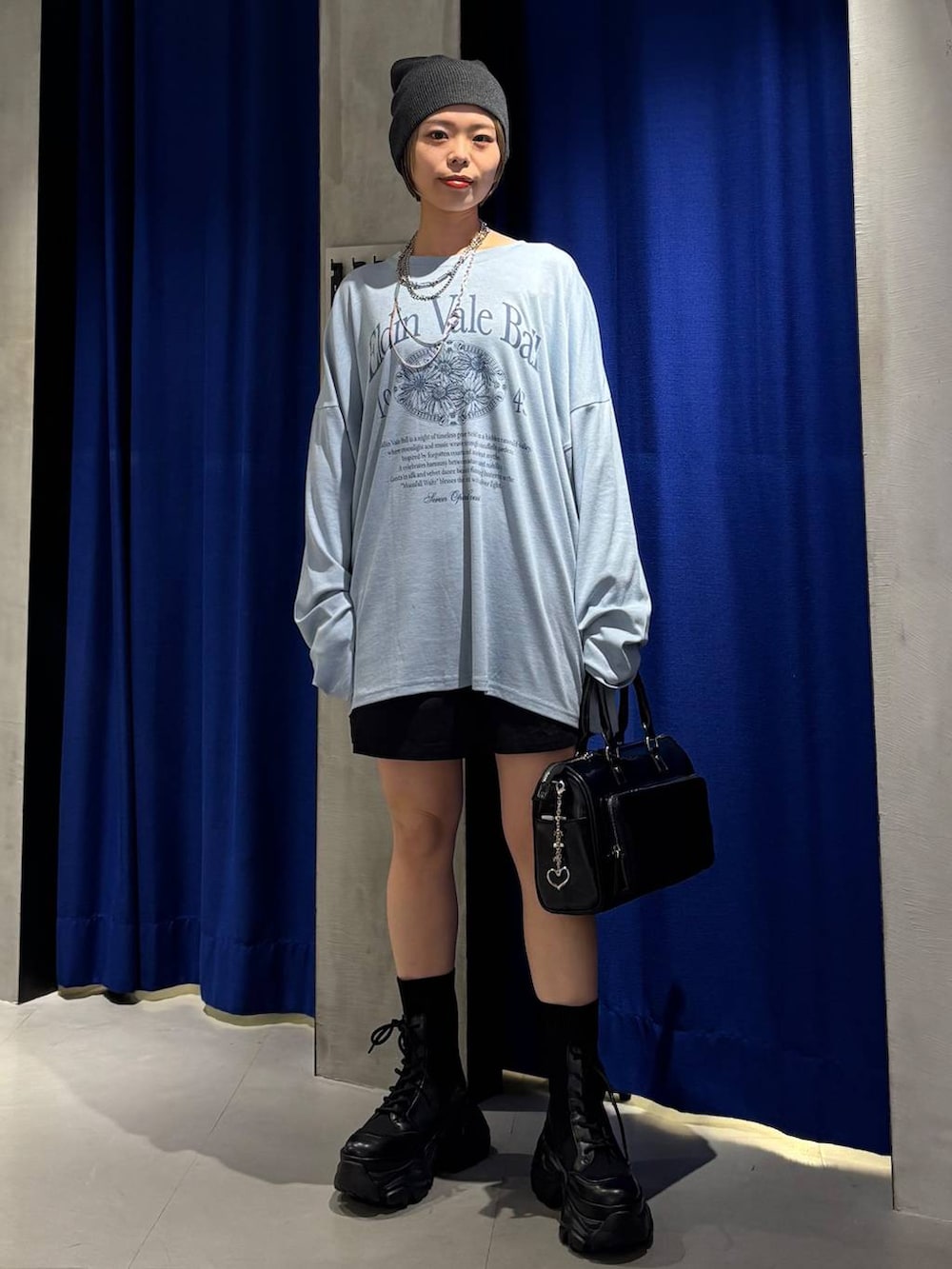 ブラック系のブーツ、ブラック系のショルダーバッグ、ブラック系のその他パンツを着用したレディースの春コーディネートの2枚目の写真