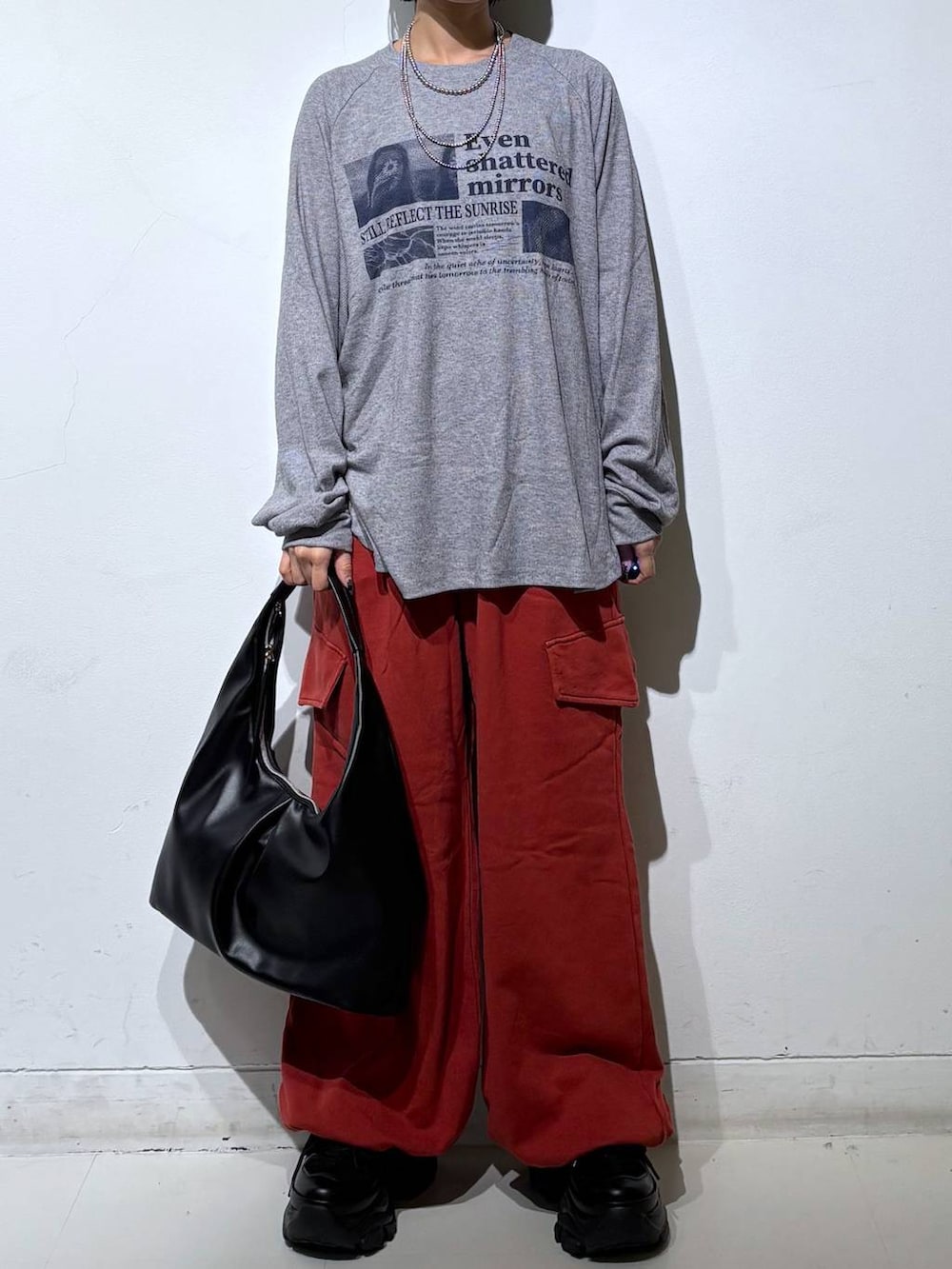 ブラック系のスニーカー、ブラック系のトートバッグ、グレー系のTシャツ/カットソーを着用したレディースの春コーディネートの3枚目の写真