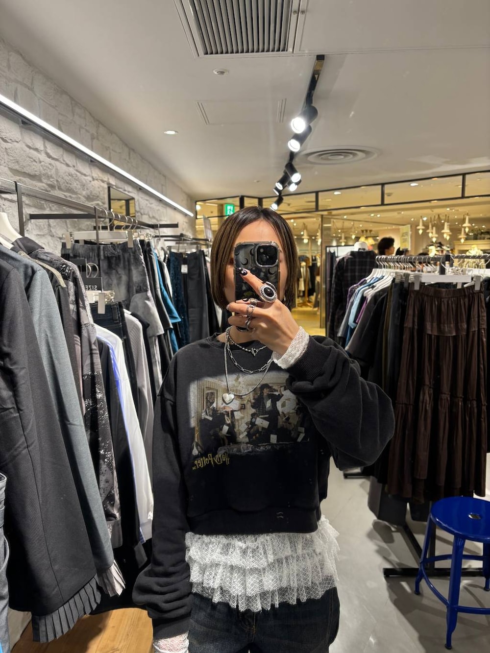 ホワイト系のTシャツ/カットソー、ブラック系のスニーカー、ブルー系のデニムパンツを着用したレディースの秋コーディネートの5枚目の写真