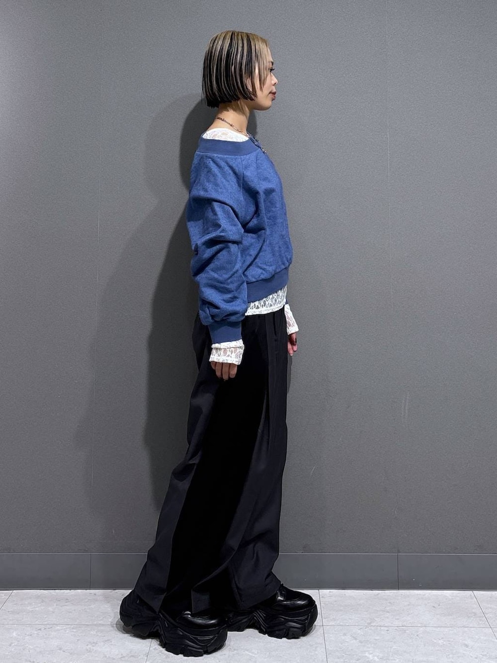 ブラック系のブーツ、ホワイト系のTシャツ/カットソー、ブルー系のスウェットを着用したレディースの冬コーディネートの3枚目の写真