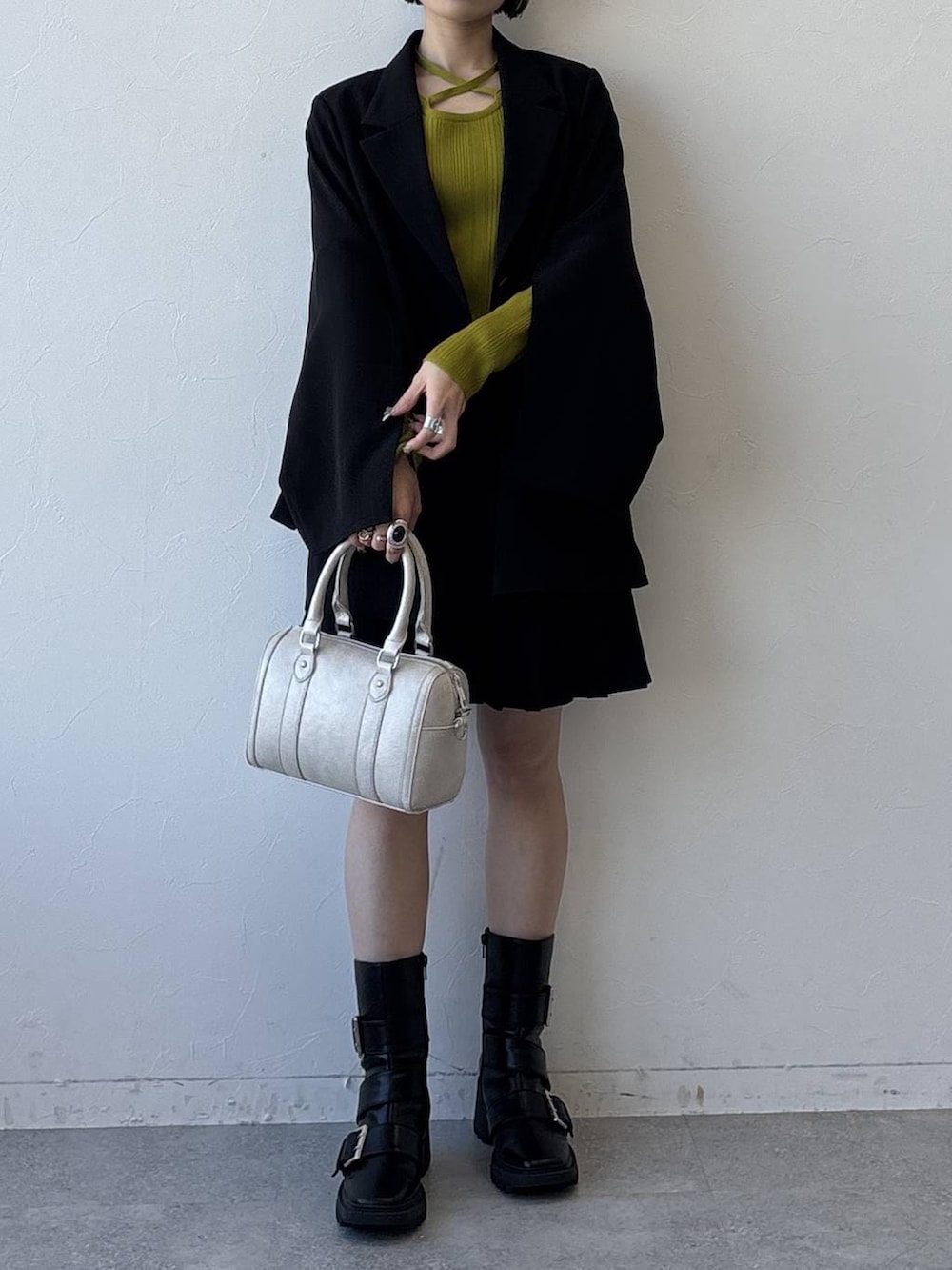 ブラック系のブーツ、ブラック系のテーラードジャケット、ブラック系のその他パンツを着用したレディースの冬コーディネートの5枚目の写真