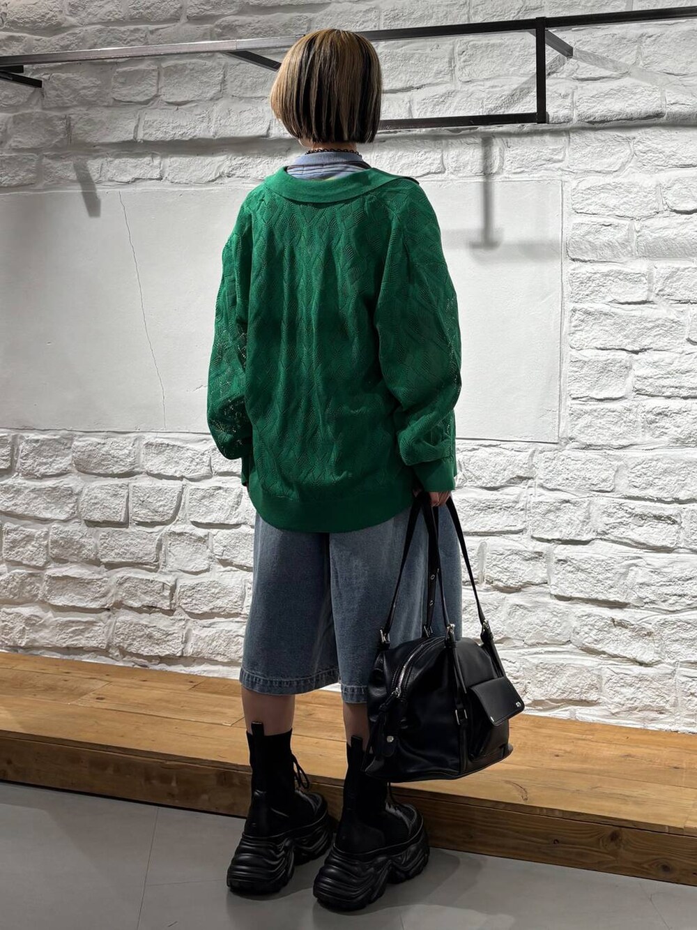 ブラック系のブーツ、ブルー系のデニムパンツ、ブラウン系のTシャツ/カットソーを着用したレディースの春コーディネートの5枚目の写真