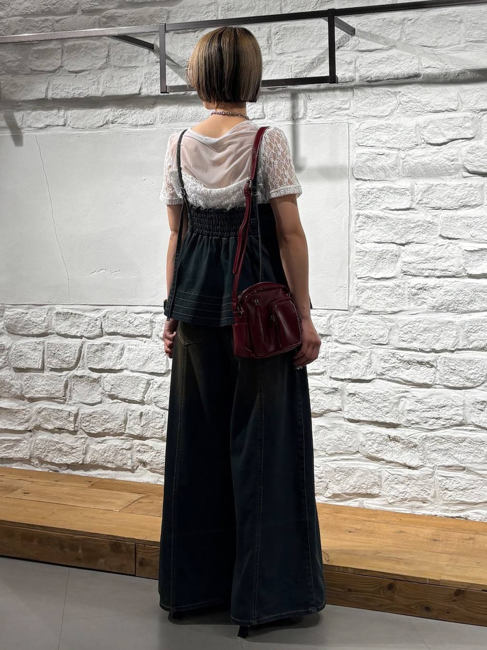 グリーン系のデニムパンツ、グリーン系のその他トップス、レッド系のショルダーバッグを着用したレディースの夏コーディネートの5枚目の写真