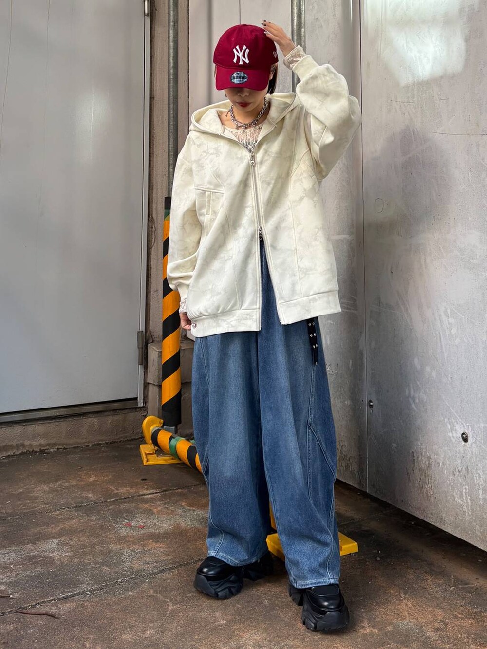 ブラック系のブーツ、ホワイト系のTシャツ/カットソー、ホワイト系のパーカーを着用したレディースの冬コーディネートの7枚目の写真