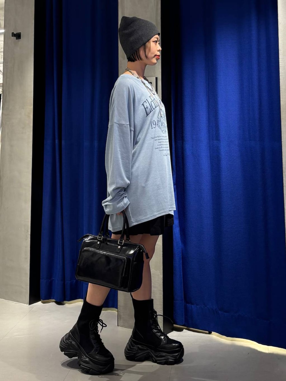 ブラック系のブーツ、ブラック系のショルダーバッグ、ブラック系のその他パンツを着用したレディースの春コーディネートの5枚目の写真