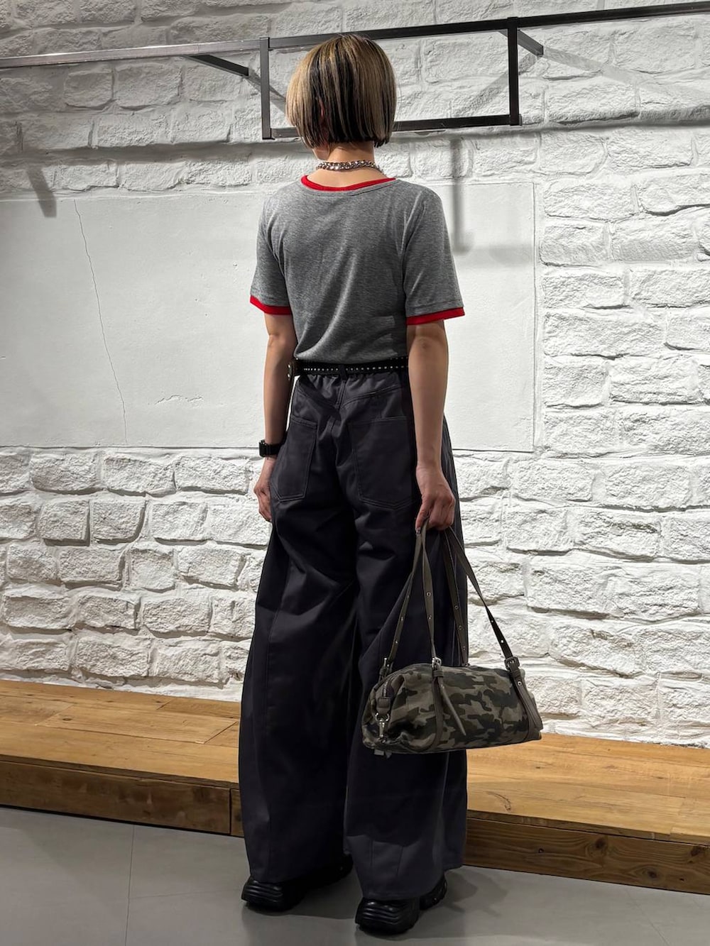 ブラック系のサンダル、その他のトートバッグ、グレー系のTシャツ/カットソーを着用したレディースの夏コーディネートの5枚目の写真