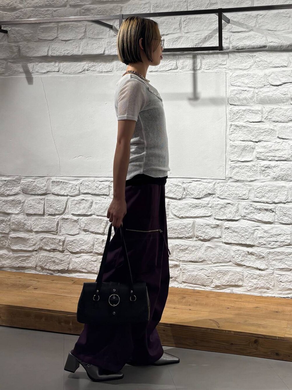 パープル系のカーゴパンツ、ブラック系のタンクトップ、ホワイト系のTシャツ/カットソーを着用したレディースの夏コーディネートの4枚目の写真