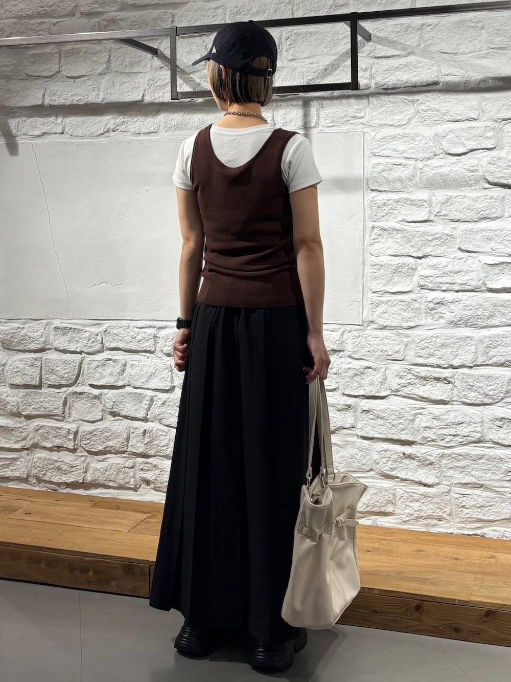 グレー系のサンダル、ブラウン系のタンクトップ、ホワイト系のTシャツ/カットソーを着用したレディースの夏コーディネートの5枚目の写真