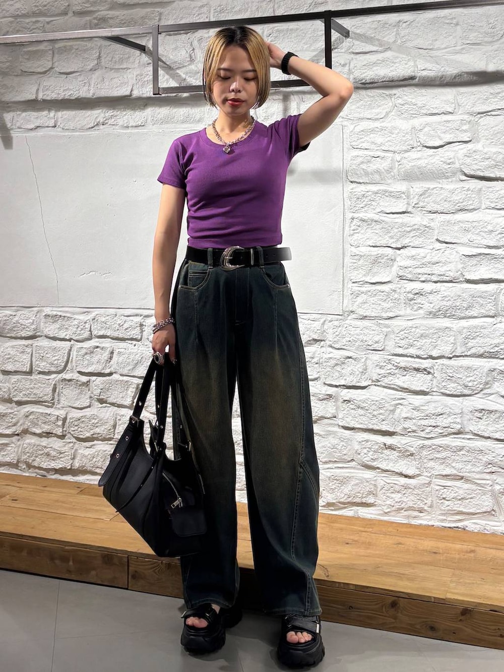 グリーン系のデニムパンツ、グレー系のサンダル、パープル系のTシャツ/カットソーを着用したレディースの夏コーディネートの2枚目の写真