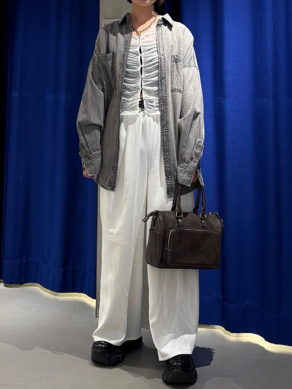 ブラック系のスニーカー、ブラック系のキャミソール、ブラック系のシャツ/ブラウスを着用したレディースの春コーディネートの3枚目の写真