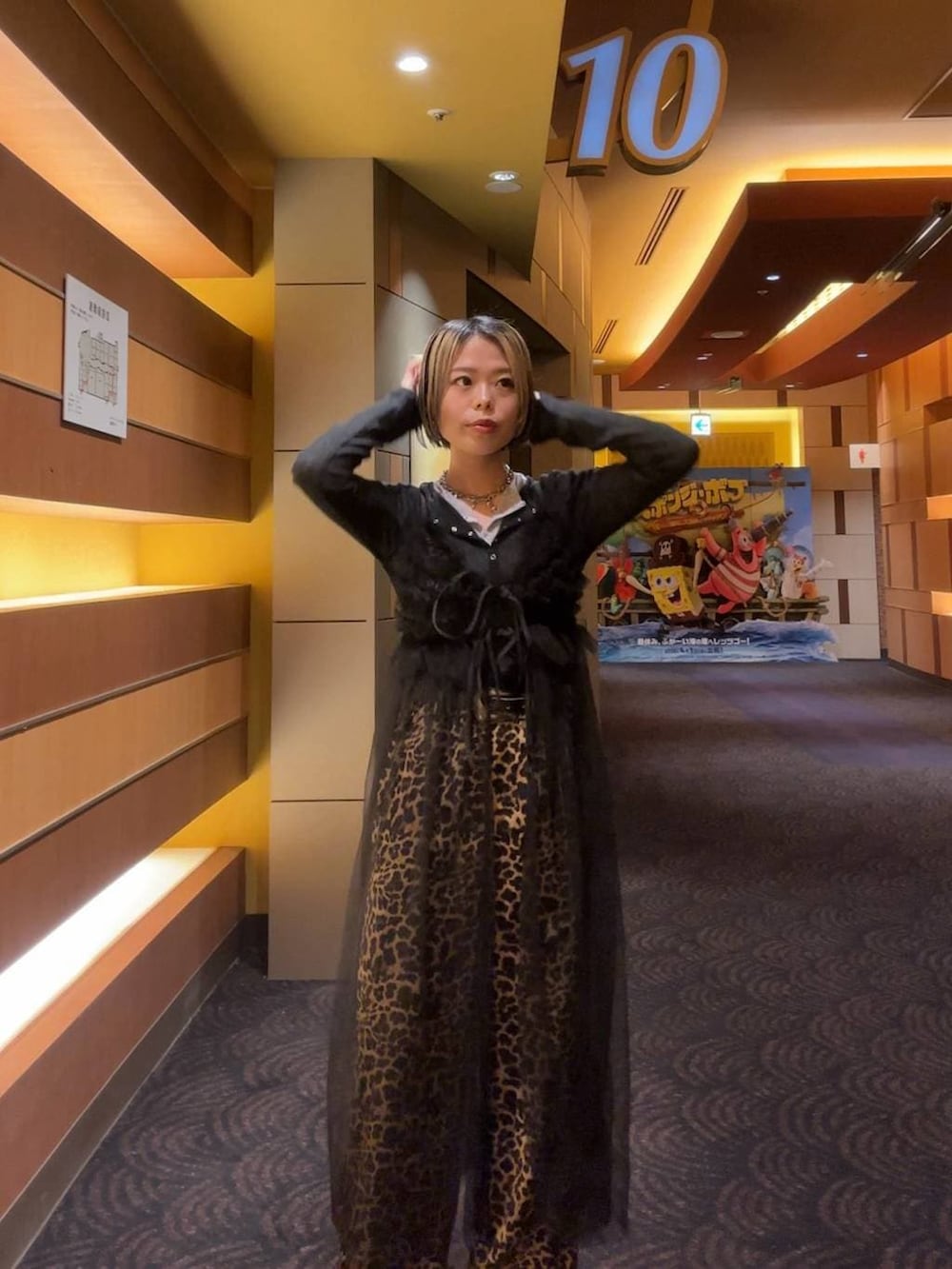 ブラック系のワンピース、ブラック系のTシャツ/カットソー、ブルー系のTシャツ/カットソーを着用したレディースの春コーディネートの3枚目の写真