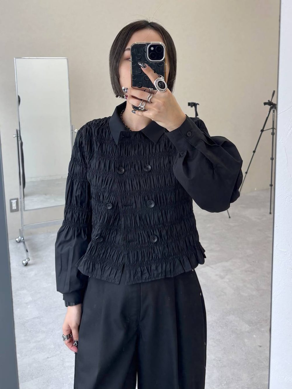 ブラック系のTシャツ/カットソーを着用したレディースの秋コーディネートの3枚目の写真