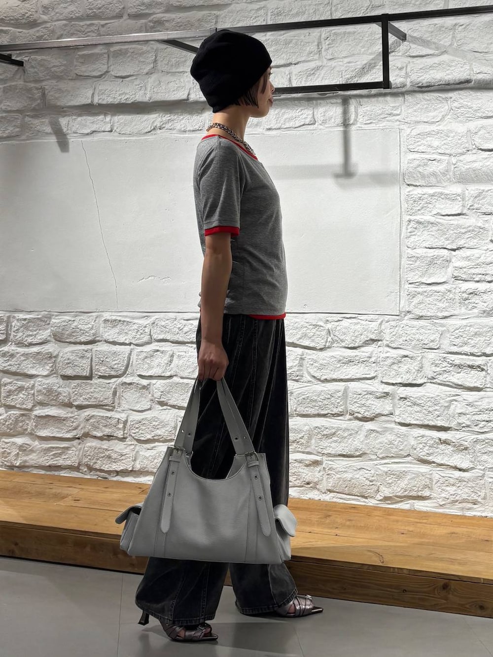 ブラック系のデニムパンツ、その他のサンダル、シルバー系のハンドバッグを着用したレディースの夏コーディネートの4枚目の写真