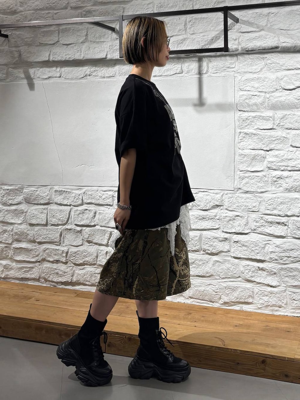 ブラック系のTシャツ/カットソー、ブラック系のブーツ、その他のデニムパンツを着用したレディースの夏コーディネートの5枚目の写真