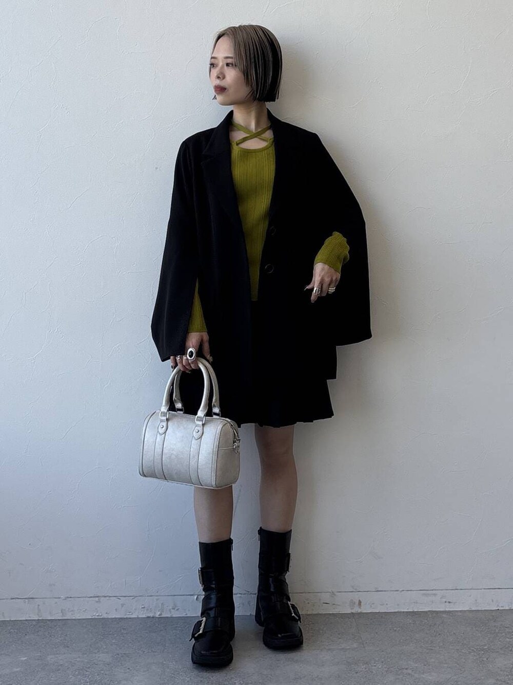 ブラック系のブーツ、ブラック系のテーラードジャケット、ブラック系のその他パンツを着用したレディースの冬コーディネートの7枚目の写真