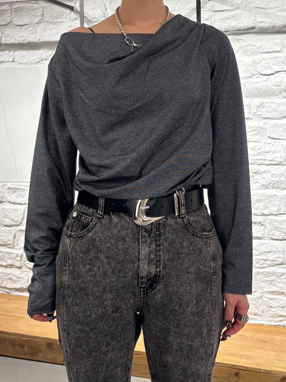 ブラック系のショルダーバッグ、ブルー系のTシャツ/カットソー、ブラック系のデニムパンツを着用したレディースの夏コーディネートの4枚目の写真