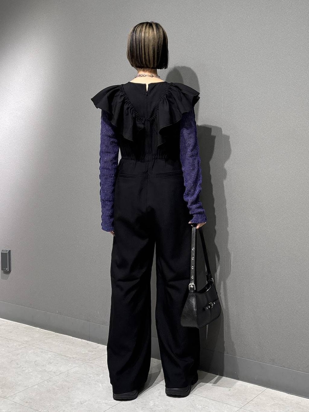 ブラック系のブーツ、ブラック系のハンドバッグ、ブルー系のTシャツ/カットソーを着用したレディースの春コーディネートの6枚目の写真