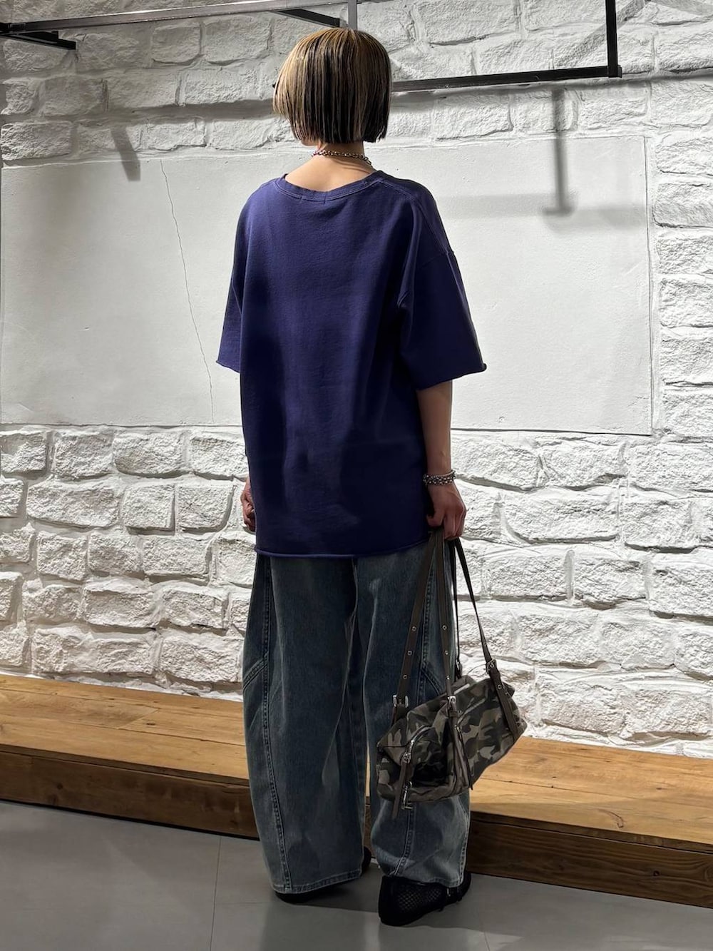 ブルー系のデニムパンツ、ブラック系のパンプス、その他のトートバッグを着用したレディースの春コーディネートの5枚目の写真