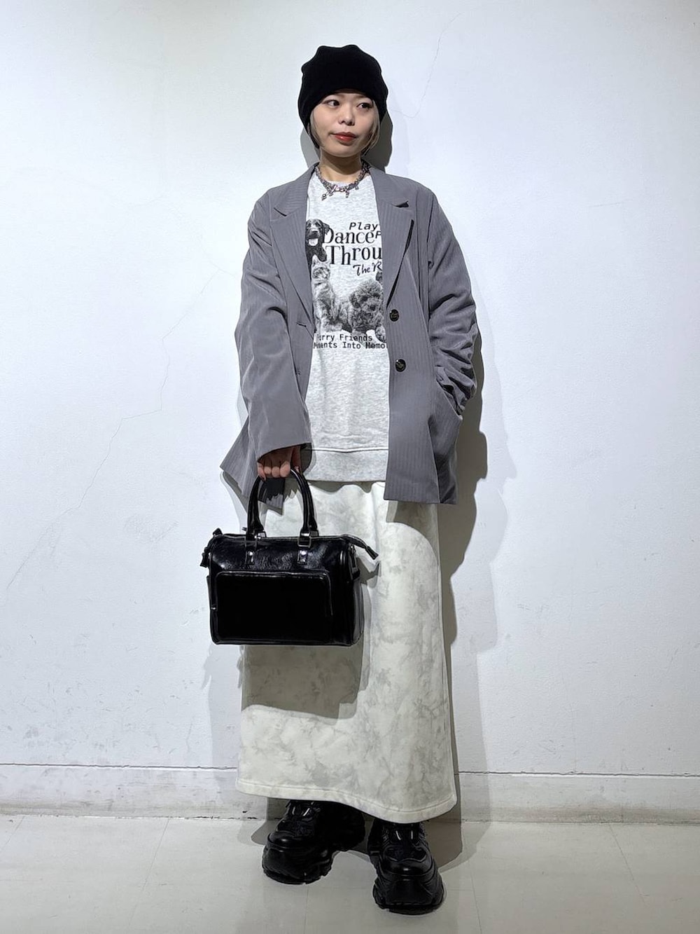 ブラック系のブーツ、ホワイト系のスカート、グレー系のスウェットを着用したレディースの冬コーディネートの4枚目の写真