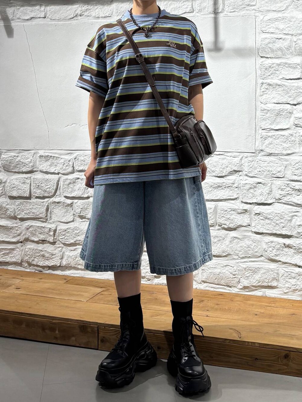 ブラック系のブーツ、ブラウン系のショルダーバッグ、ブラウン系のTシャツ/カットソーを着用したレディースの春コーディネートの3枚目の写真