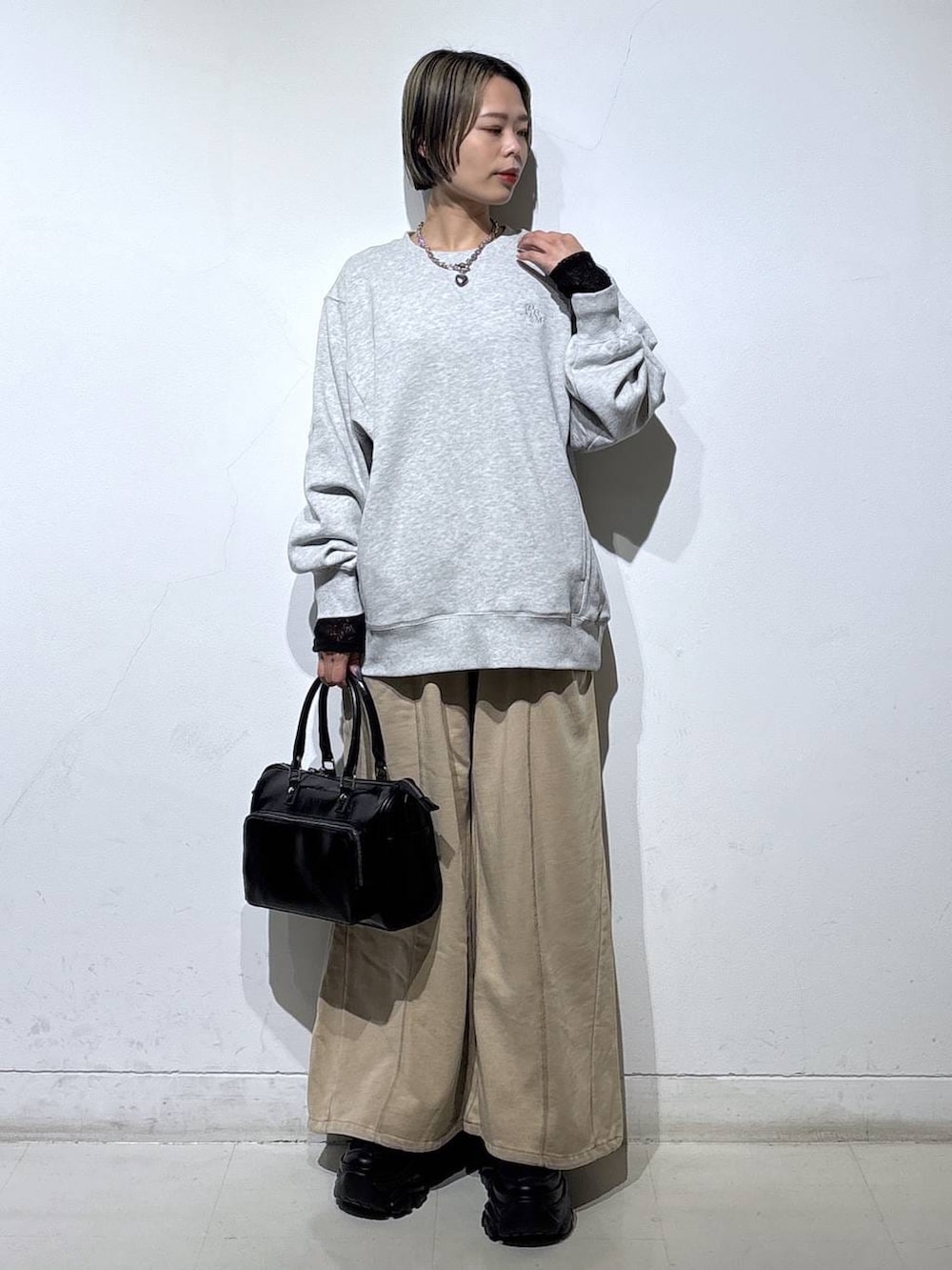 ブラック系のスニーカー、ブラック系のTシャツ/カットソー、グレー系のスウェットを着用したレディースの春コーディネートの3枚目の写真