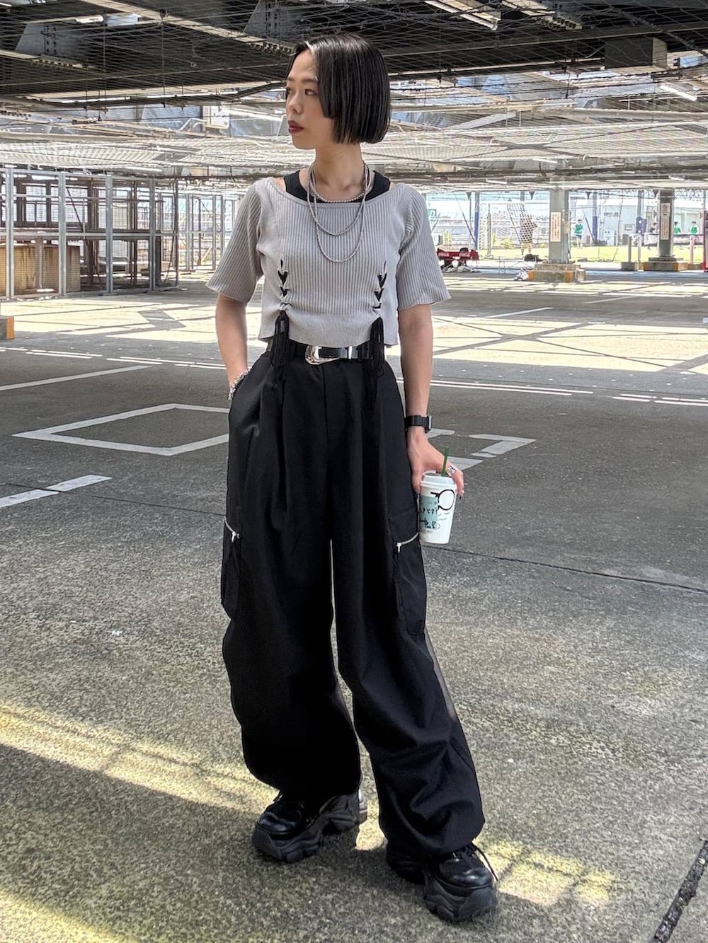 ブラック系のカーゴパンツ、グレー系のTシャツ/カットソー、ブラック系のスニーカーを着用したレディースの夏コーディネートの4枚目の写真
