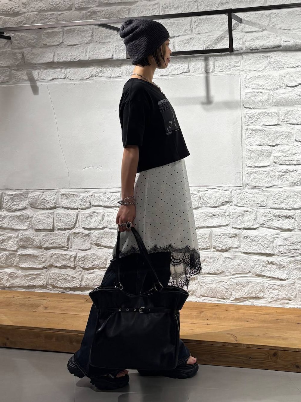 ブラック系のTシャツ/カットソー、ホワイト系のチュニック、ブルー系のデニムパンツを着用したレディースの夏コーディネートの5枚目の写真