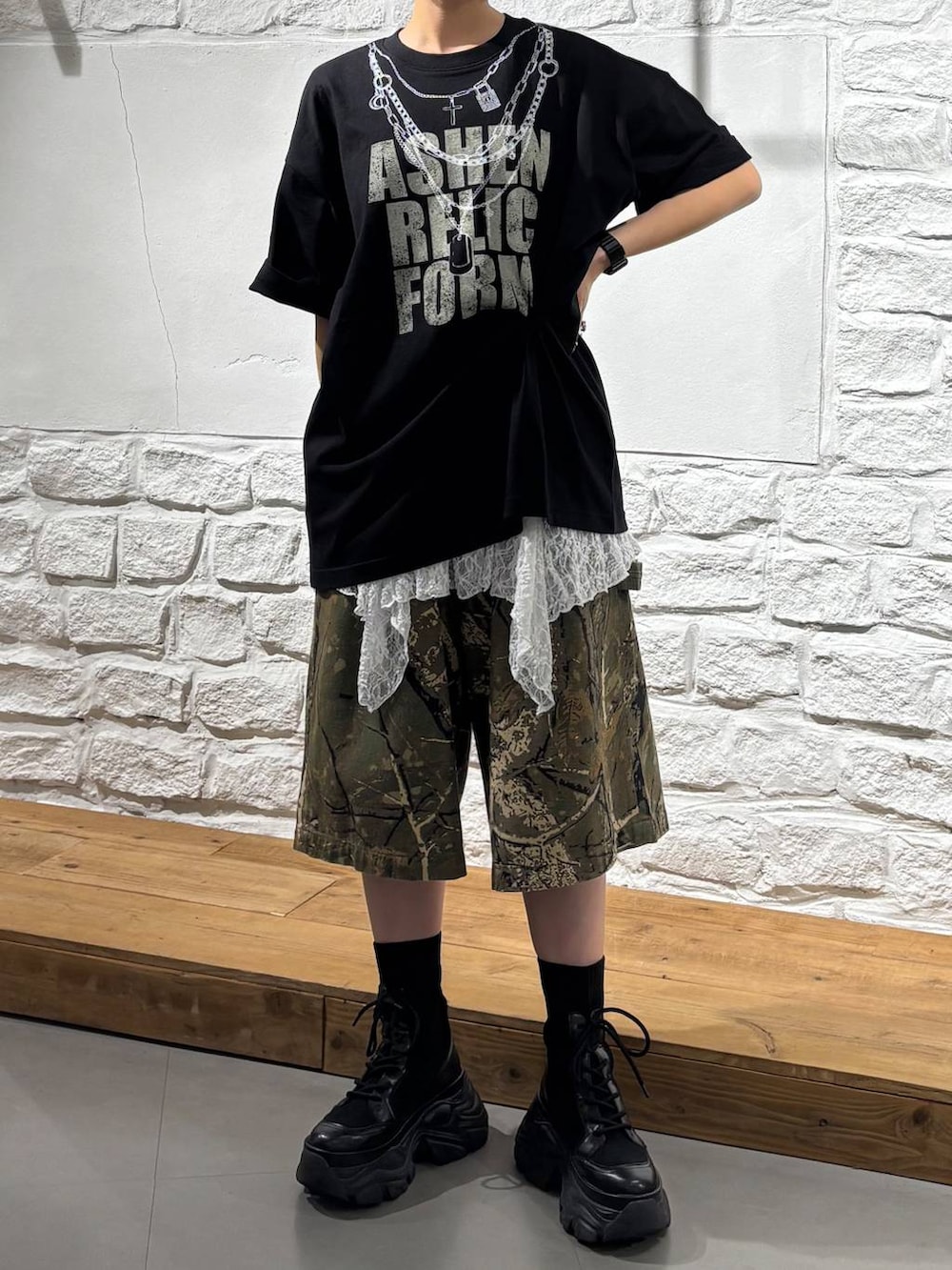 ブラック系のTシャツ/カットソー、ブラック系のブーツ、その他のデニムパンツを着用したレディースの夏コーディネートの3枚目の写真