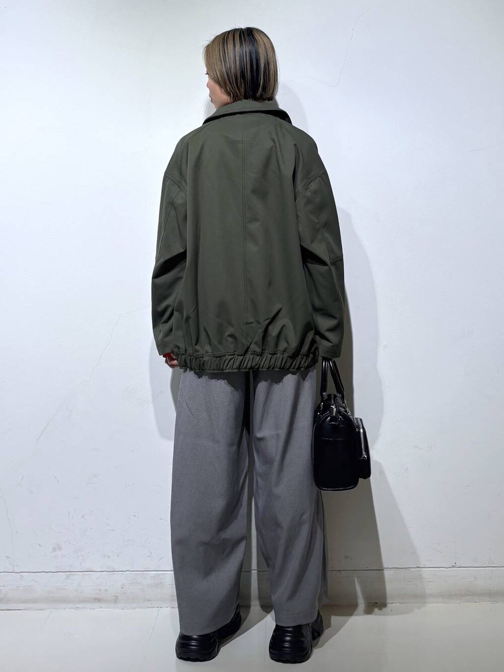 ホワイト系のスニーカー、ブラック系のショルダーバッグ、ホワイト系のTシャツ/カットソーを着用したレディースの春コーディネートの4枚目の写真