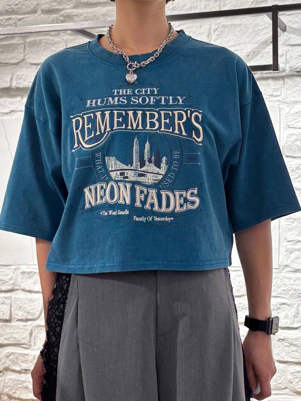 ブラック系のショルダーバッグ、ブルー系のTシャツ/カットソー、ブラック系のサンダルを着用したレディースの夏コーディネートの4枚目の写真