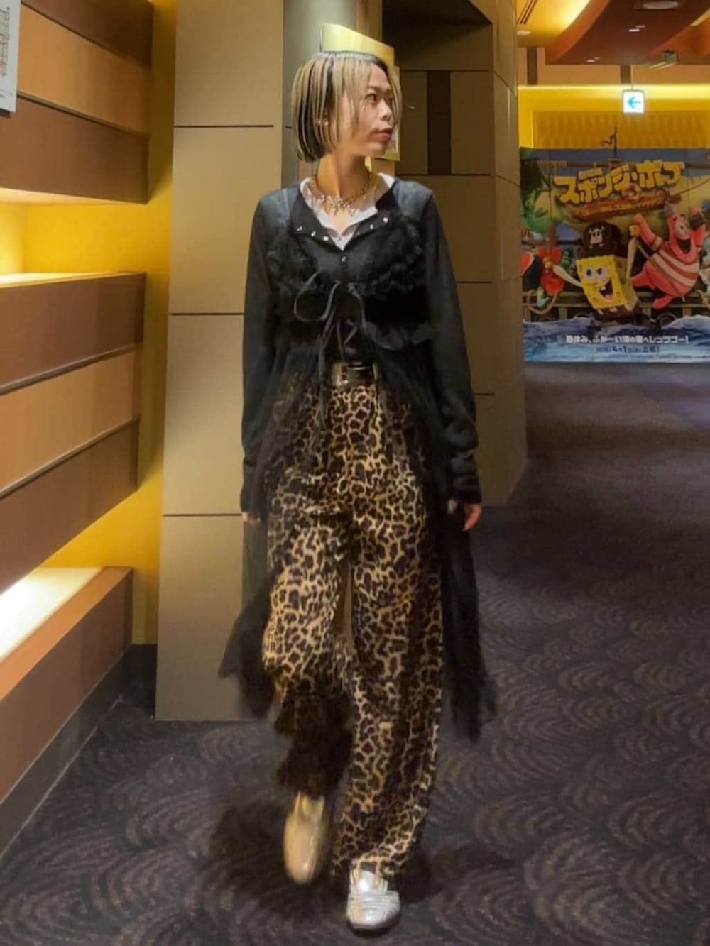 ブラック系のワンピース、ブラック系のTシャツ/カットソー、ブルー系のTシャツ/カットソーを着用したレディースの春コーディネートの4枚目の写真