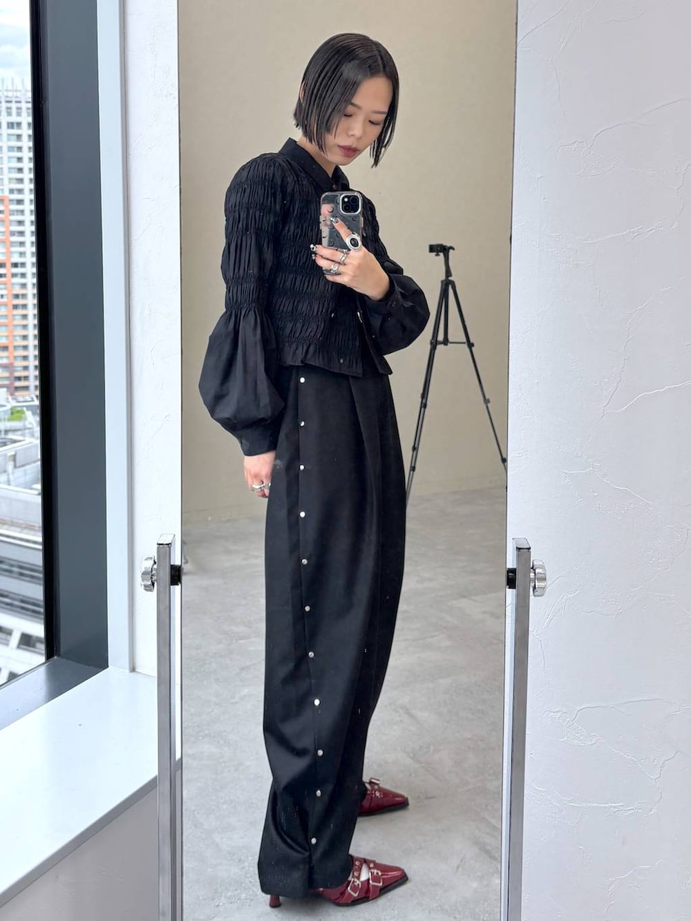 ブラック系のTシャツ/カットソーを着用したレディースの秋コーディネートの4枚目の写真