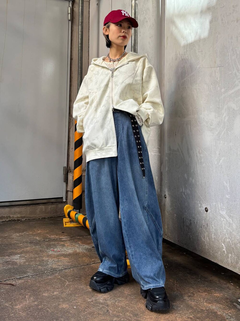 ブラック系のブーツ、ホワイト系のTシャツ/カットソー、ホワイト系のパーカーを着用したレディースの冬コーディネートの5枚目の写真