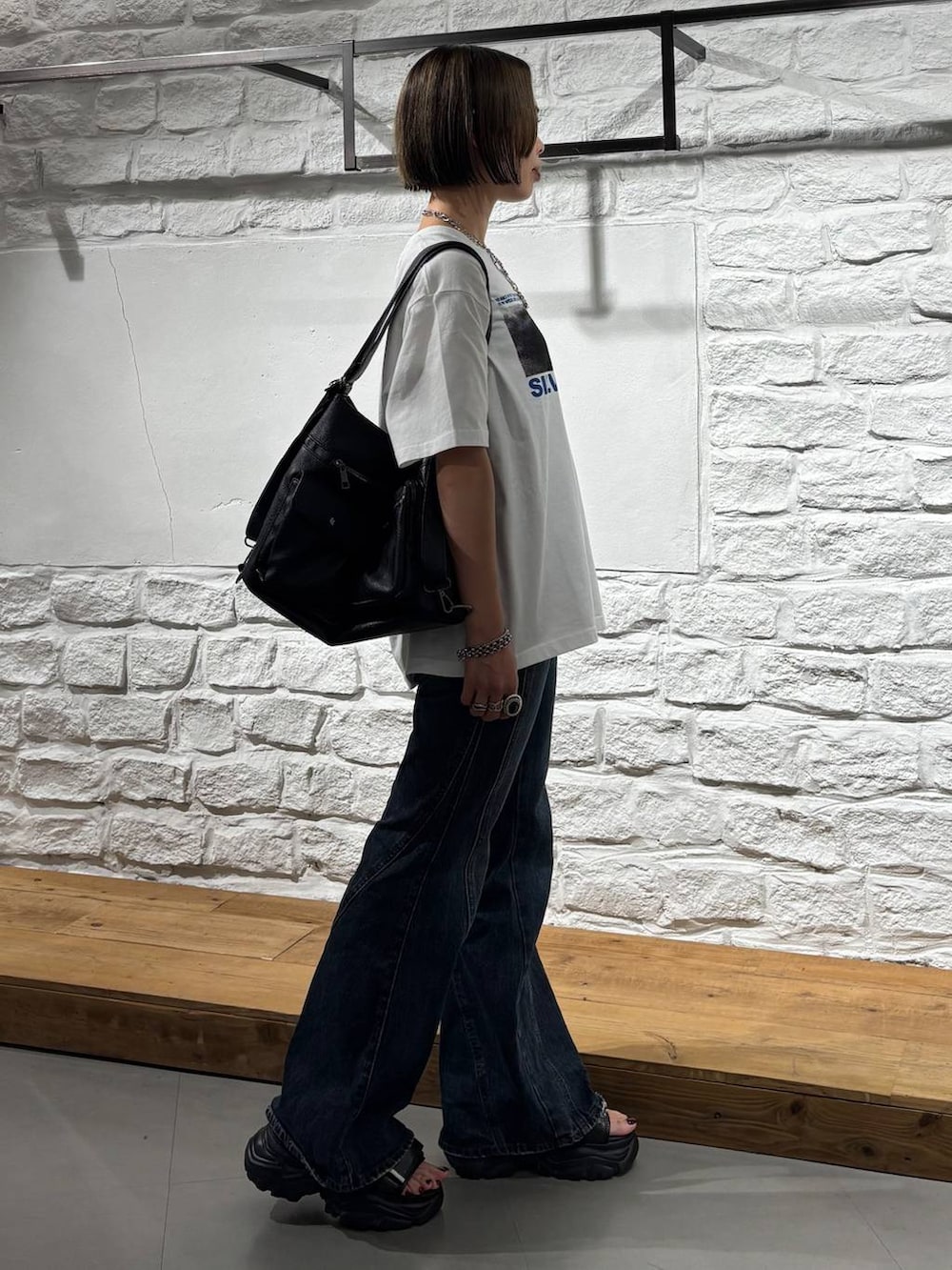 ホワイト系のTシャツ/カットソー、ブルー系のデニムパンツ、ブラック系のショルダーバッグを着用したレディースの夏コーディネートの5枚目の写真