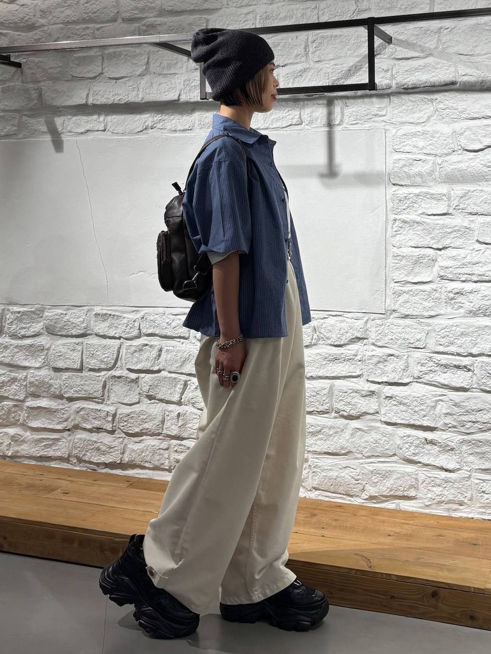 ブルー系のシャツ/ブラウス、ベージュ系のスラックス、ブラック系のスニーカーを着用したレディースの夏コーディネートの4枚目の写真