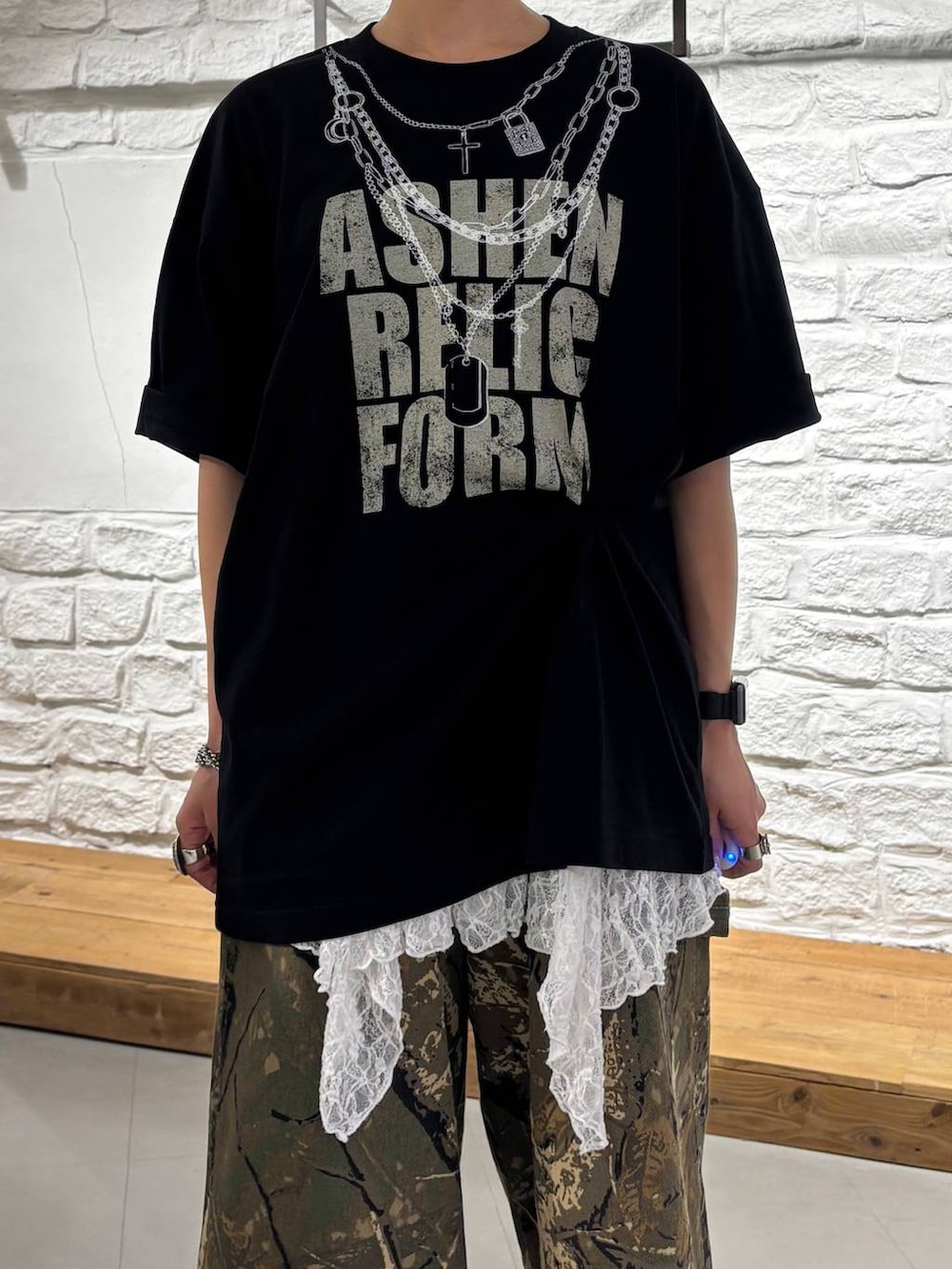 ブラック系のTシャツ/カットソー、ブラック系のブーツ、その他のデニムパンツを着用したレディースの夏コーディネートの4枚目の写真