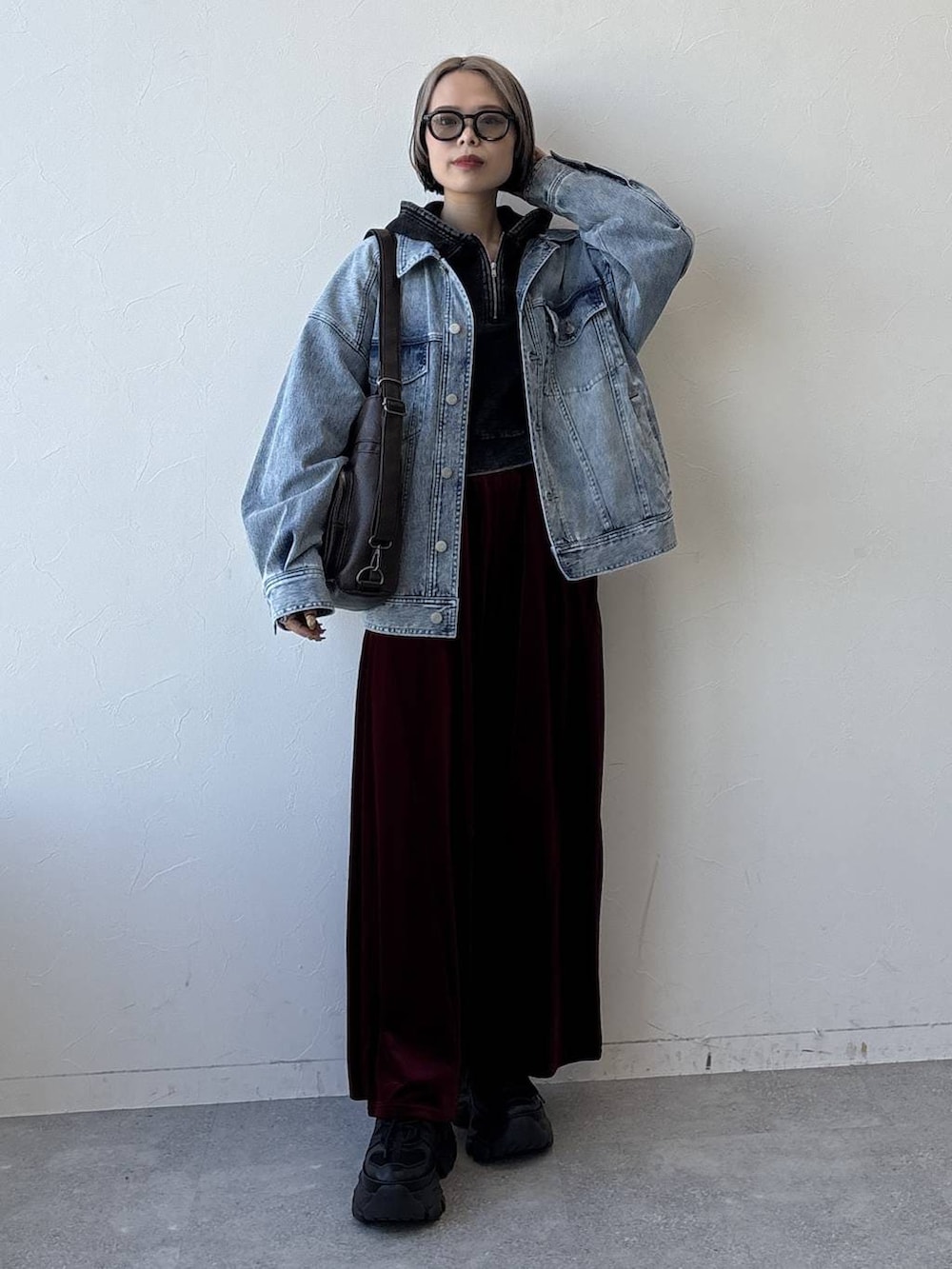 ブラック系のスニーカー、レッド系のその他パンツ、グレー系のパーカーを着用したレディースの冬コーディネートの2枚目の写真