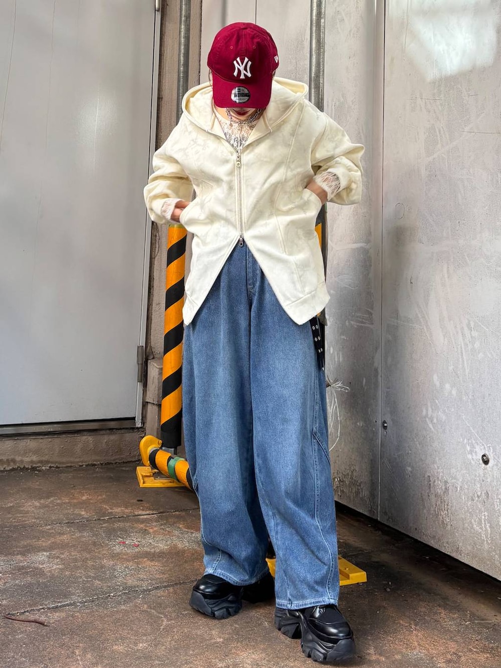 ブラック系のブーツ、ホワイト系のTシャツ/カットソー、ホワイト系のパーカーを着用したレディースの冬コーディネートの3枚目の写真