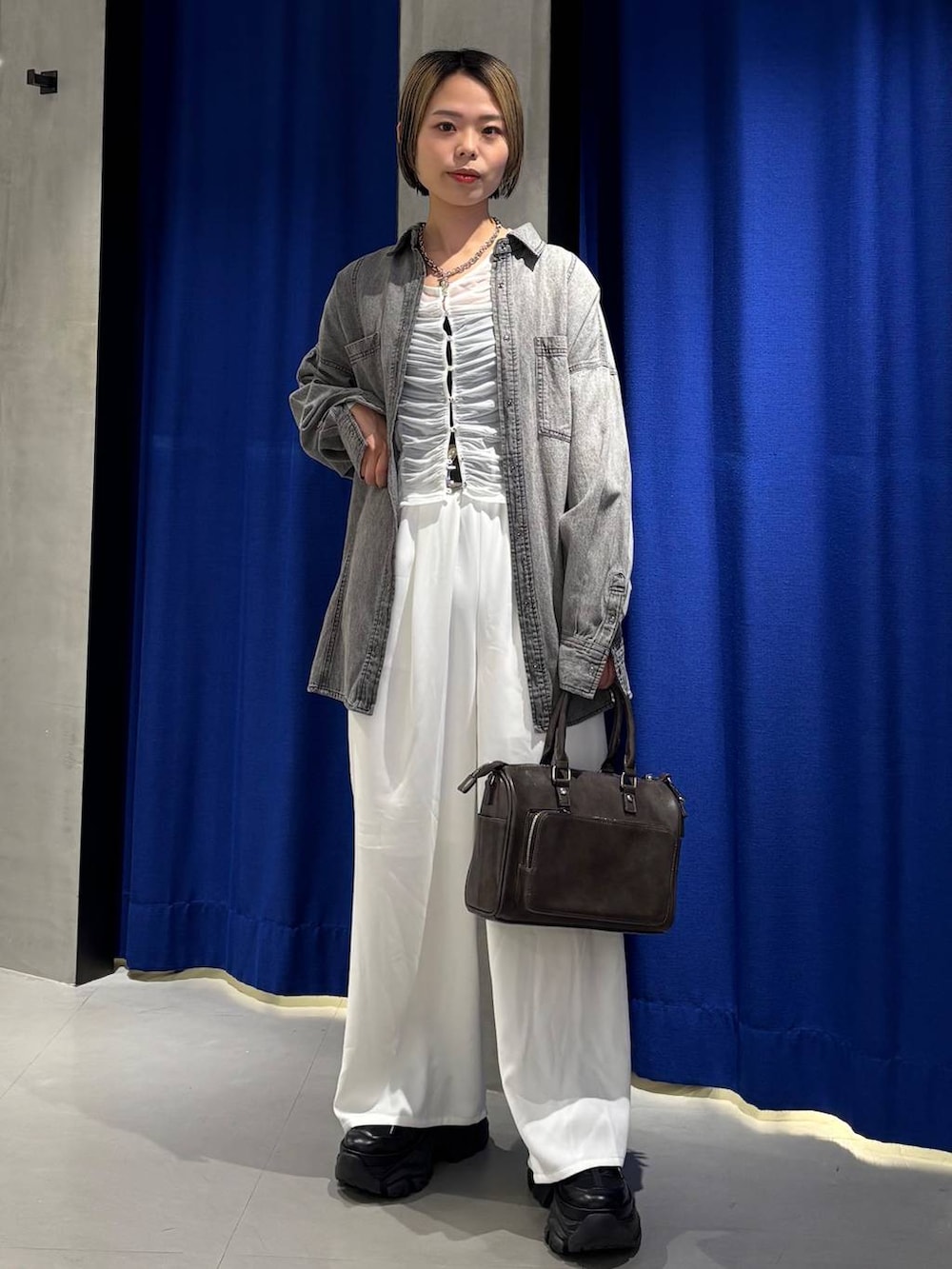 ブラック系のスニーカー、ブラック系のキャミソール、ブラック系のシャツ/ブラウスを着用したレディースの春コーディネートの2枚目の写真