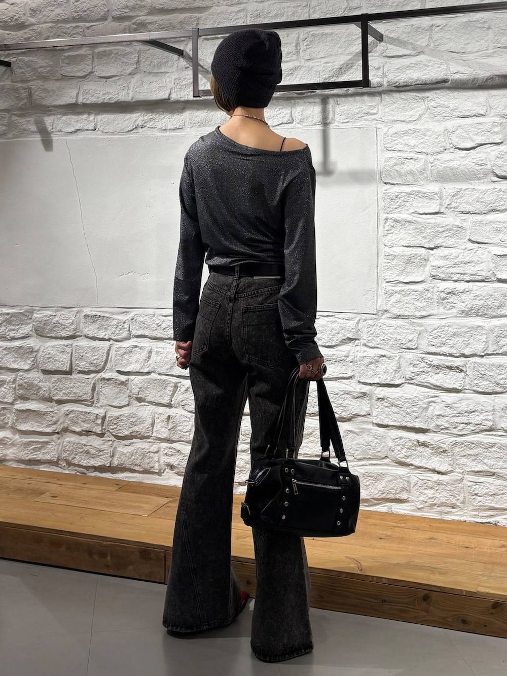 ブラック系のショルダーバッグ、ブルー系のTシャツ/カットソー、ブラック系のデニムパンツを着用したレディースの夏コーディネートの6枚目の写真
