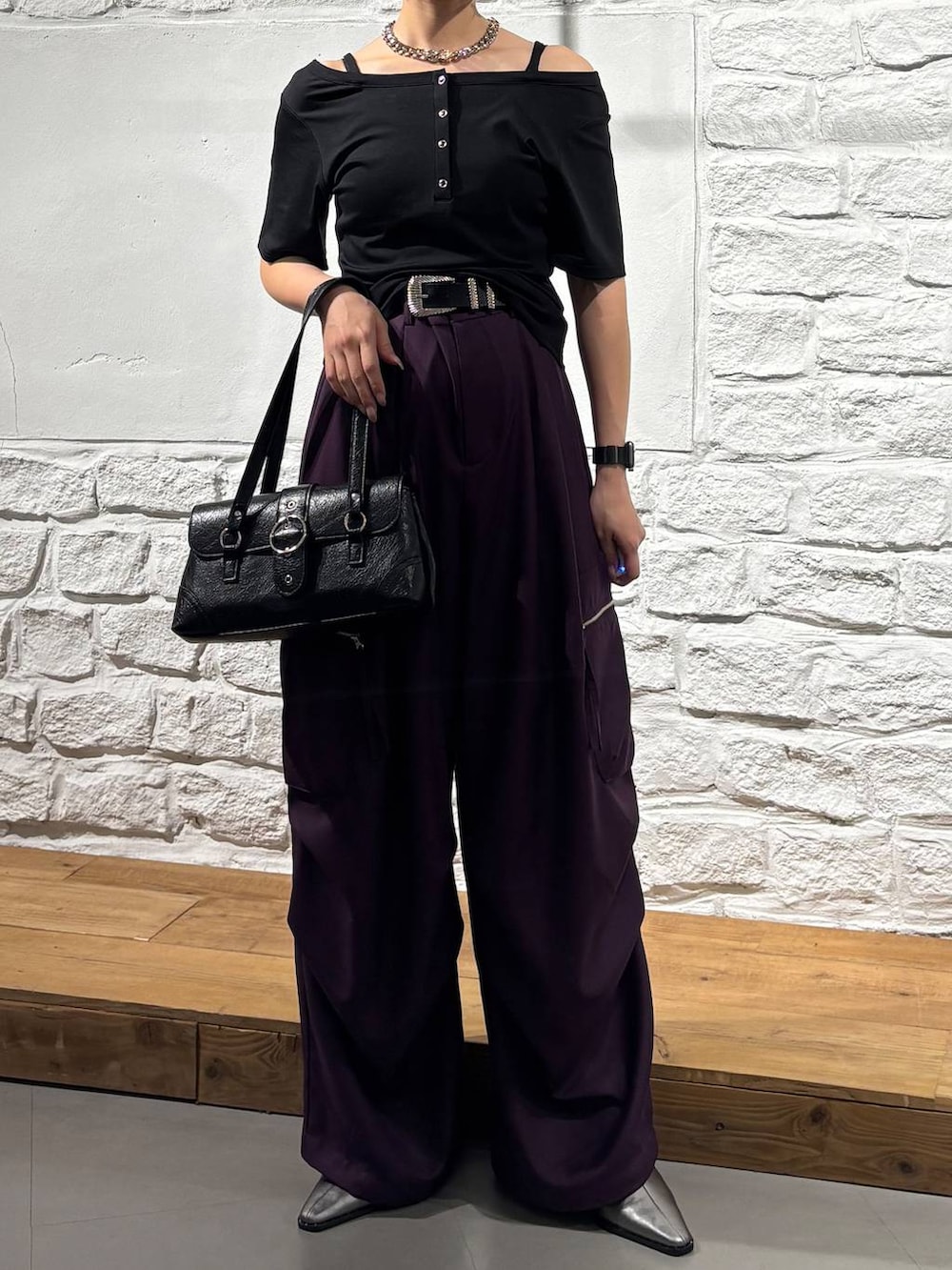 パープル系のカーゴパンツ、ブラック系のTシャツ/カットソー、ブラック系のショルダーバッグを着用したレディースの夏コーディネートの3枚目の写真