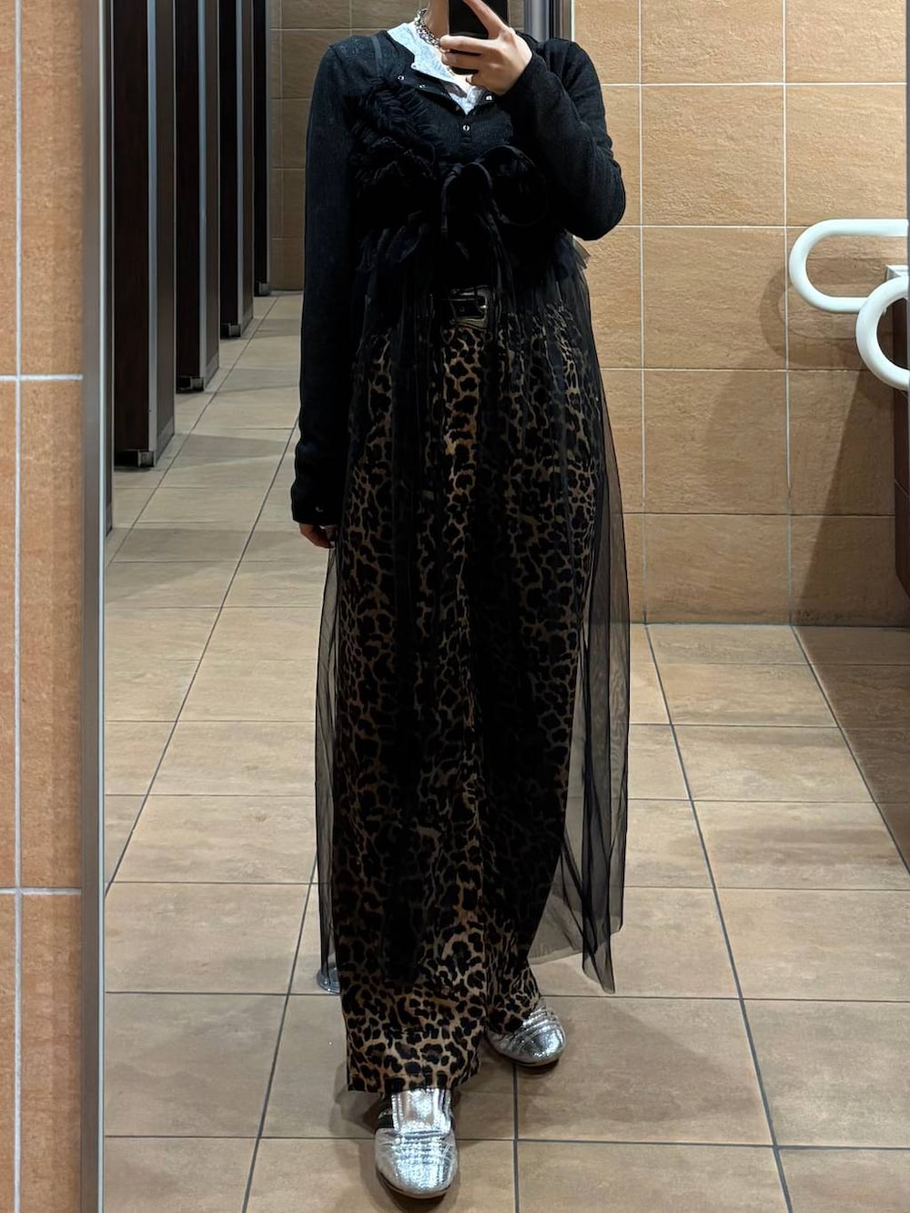 ブラック系のワンピース、ブラック系のTシャツ/カットソー、ブルー系のTシャツ/カットソーを着用したレディースの春コーディネートの7枚目の写真