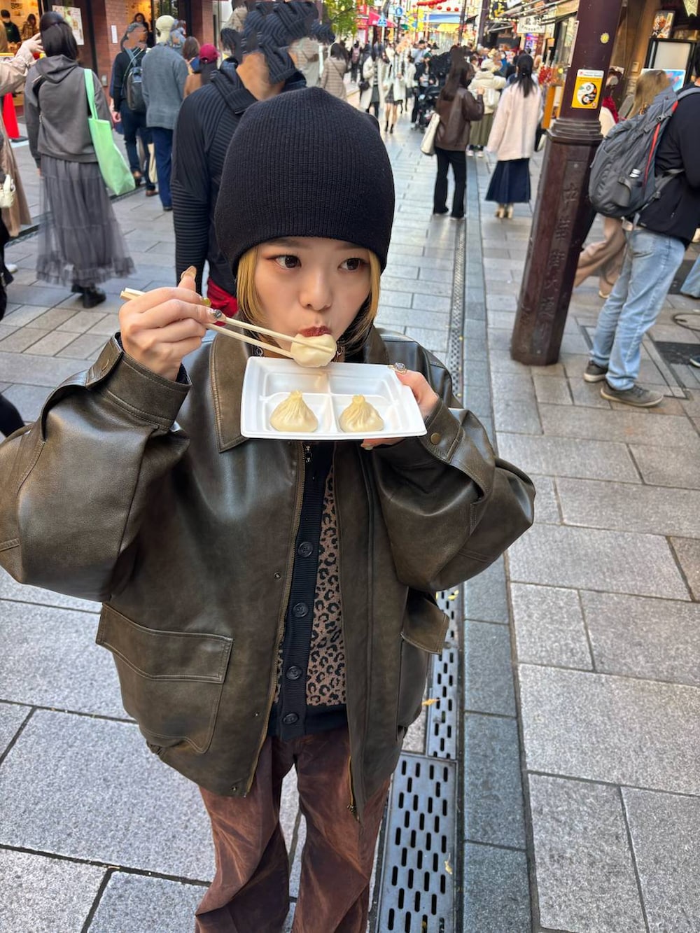 ブラウン系のカーディガン/ボレロ、ブルー系のデニムパンツ、ブラック系のニットキャップ/ビーニーを着用したレディースの冬コーディネートの3枚目の写真