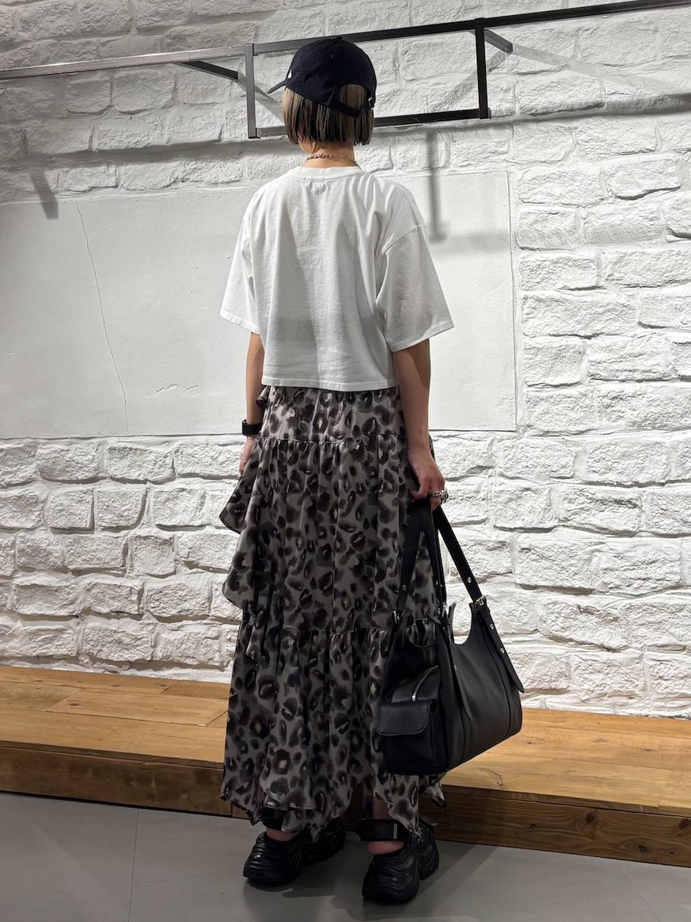 その他のスカート、ブラック系のサンダル、ホワイト系のTシャツ/カットソーを着用したレディースの春コーディネートの5枚目の写真