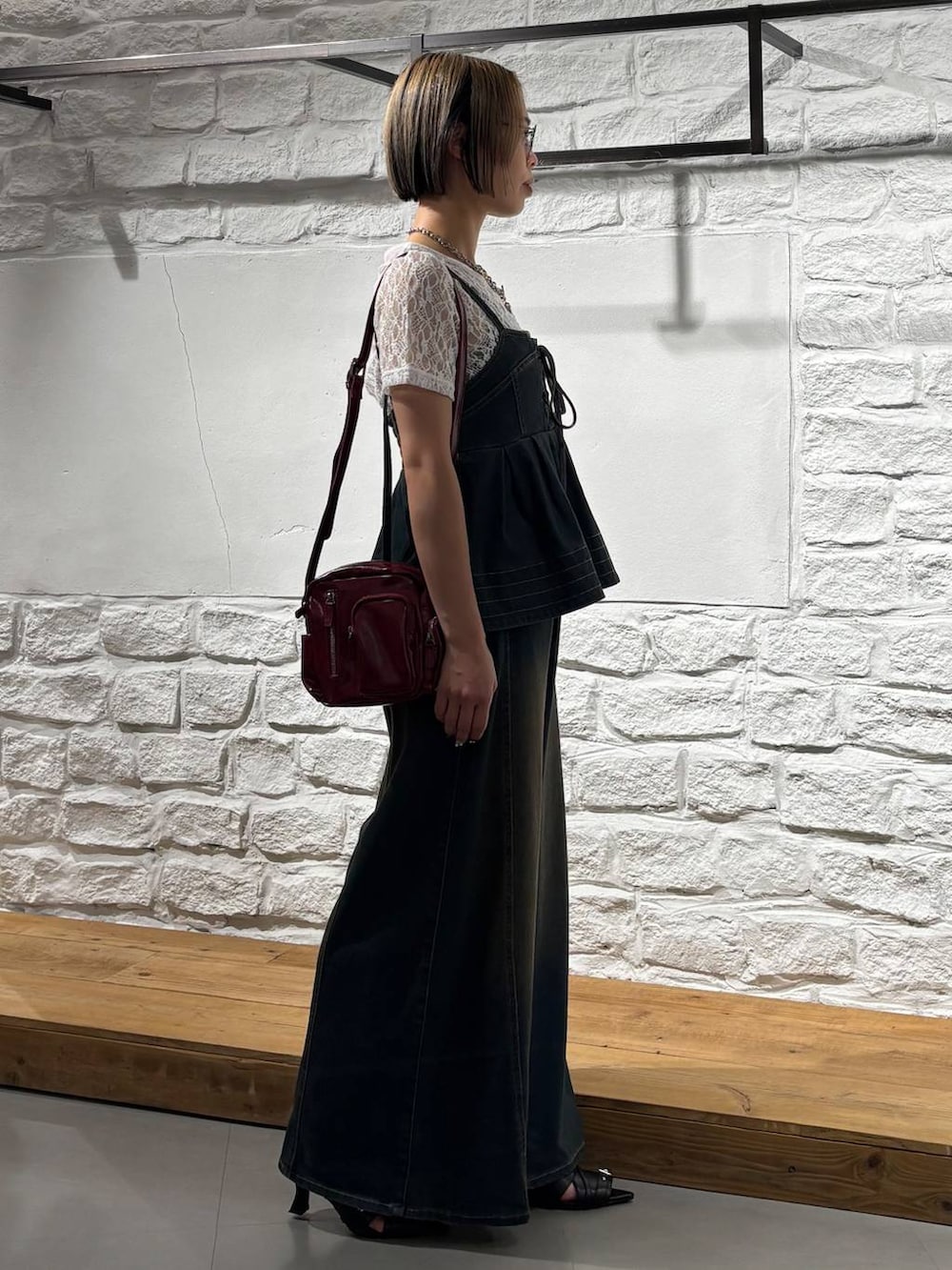 グリーン系のデニムパンツ、グリーン系のその他トップス、レッド系のショルダーバッグを着用したレディースの夏コーディネートの4枚目の写真