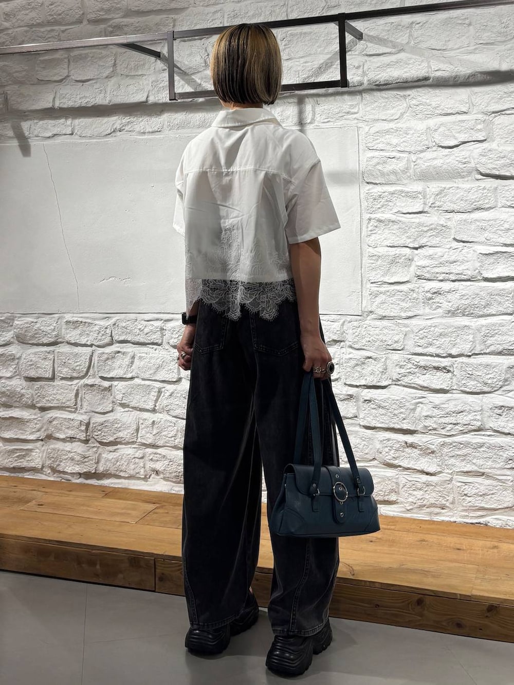 ブラック系のキャミソール、ブラック系のデニムパンツ、グレー系のサンダルを着用したレディースの夏コーディネートの6枚目の写真