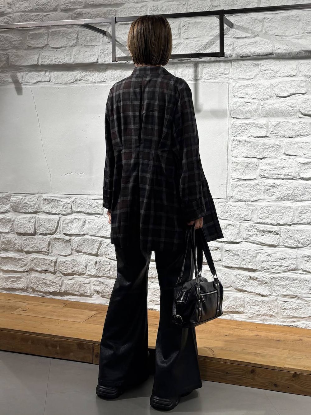 ブラック系のショルダーバッグ、ブラック系のデニムパンツ、ホワイト系のTシャツ/カットソーを着用したレディースの夏コーディネートの5枚目の写真