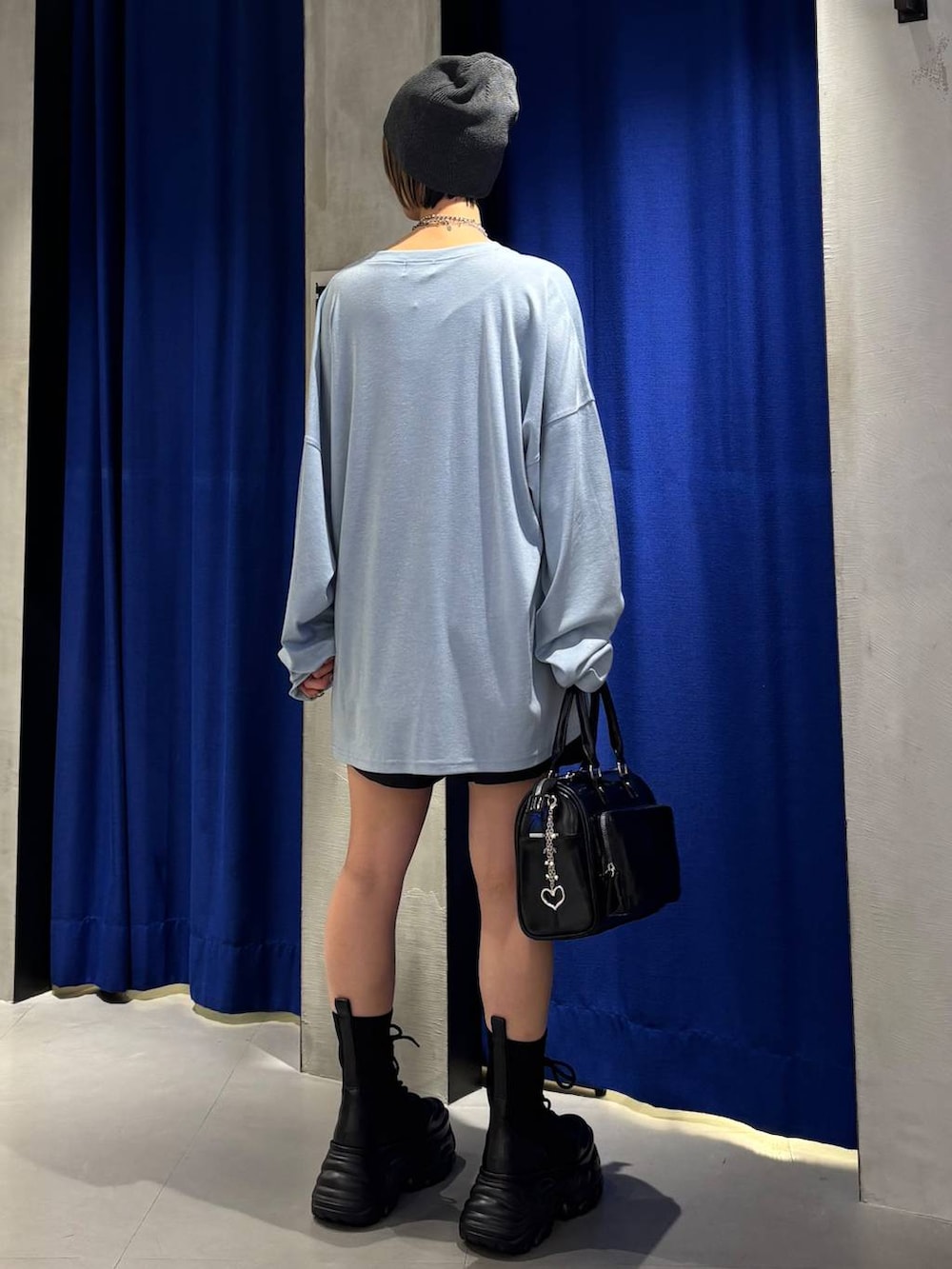 ブラック系のブーツ、ブラック系のショルダーバッグ、ブラック系のその他パンツを着用したレディースの春コーディネートの6枚目の写真