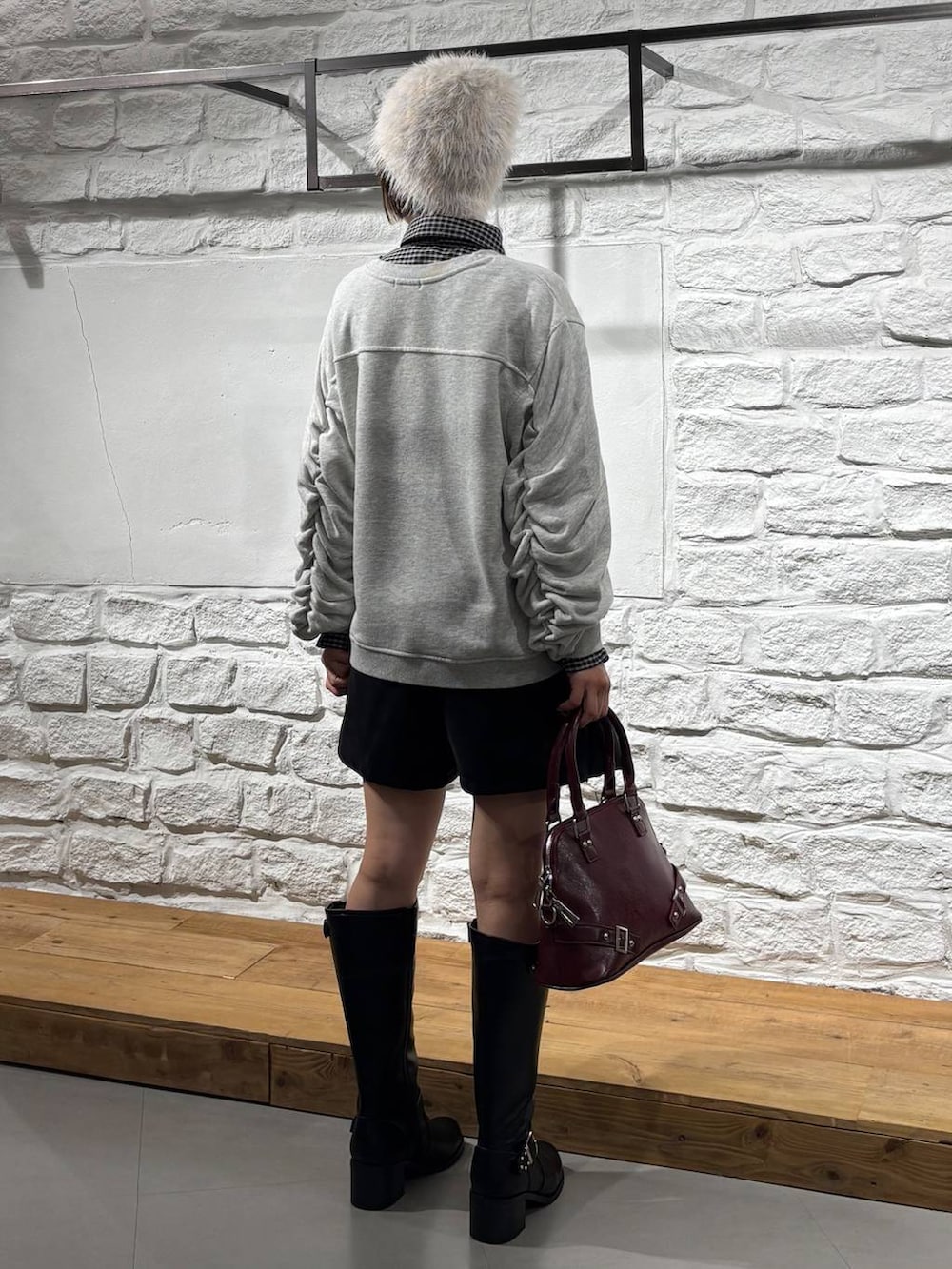 グレー系のスウェット、ブラック系のその他パンツ、ブラック系のブーツを着用したレディースの秋コーディネートの5枚目の写真