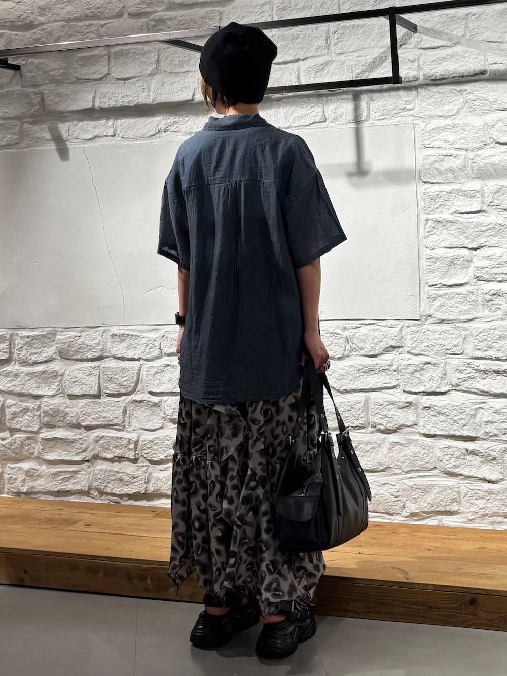 その他のスカート、ブルー系のシャツ/ブラウス、グレー系のTシャツ/カットソーを着用したレディースの春コーディネートの5枚目の写真